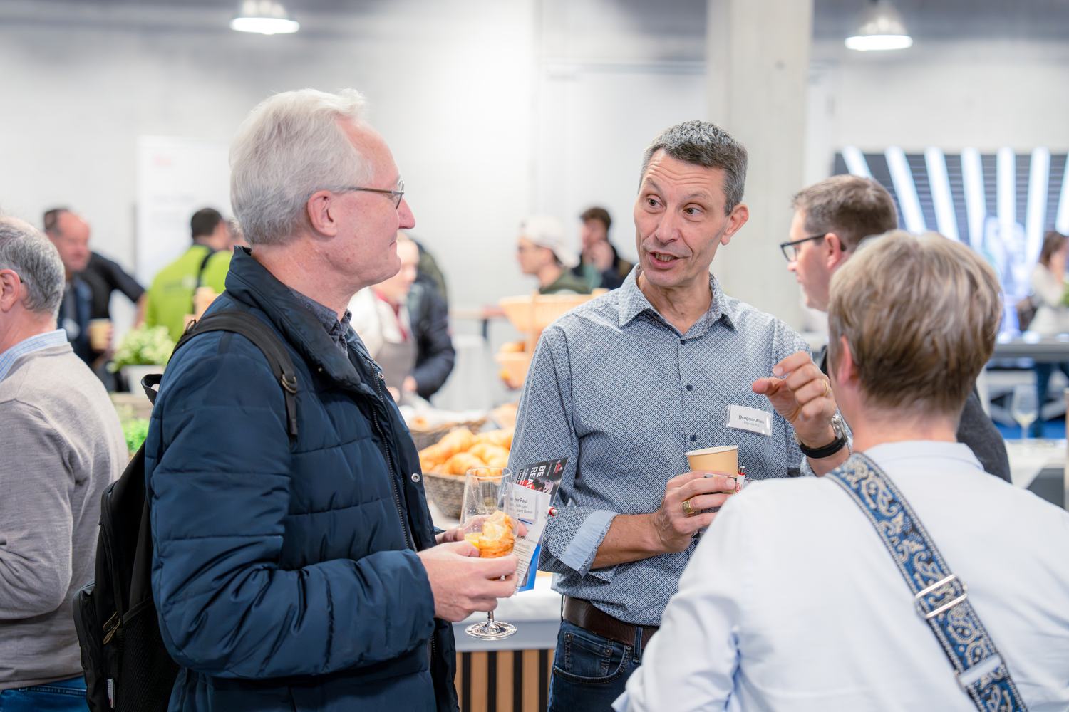 Networking-Gespräch zwischen Teilnehmern an einer Firmenveranstaltung