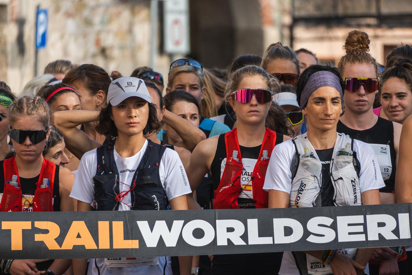 Läuferinnen am Start eines Trail World Series Rennens