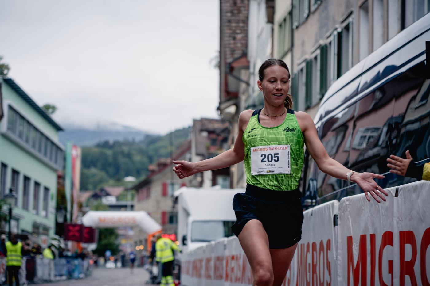 Zieleinlauf einer Läuferin beim Städtlilauf