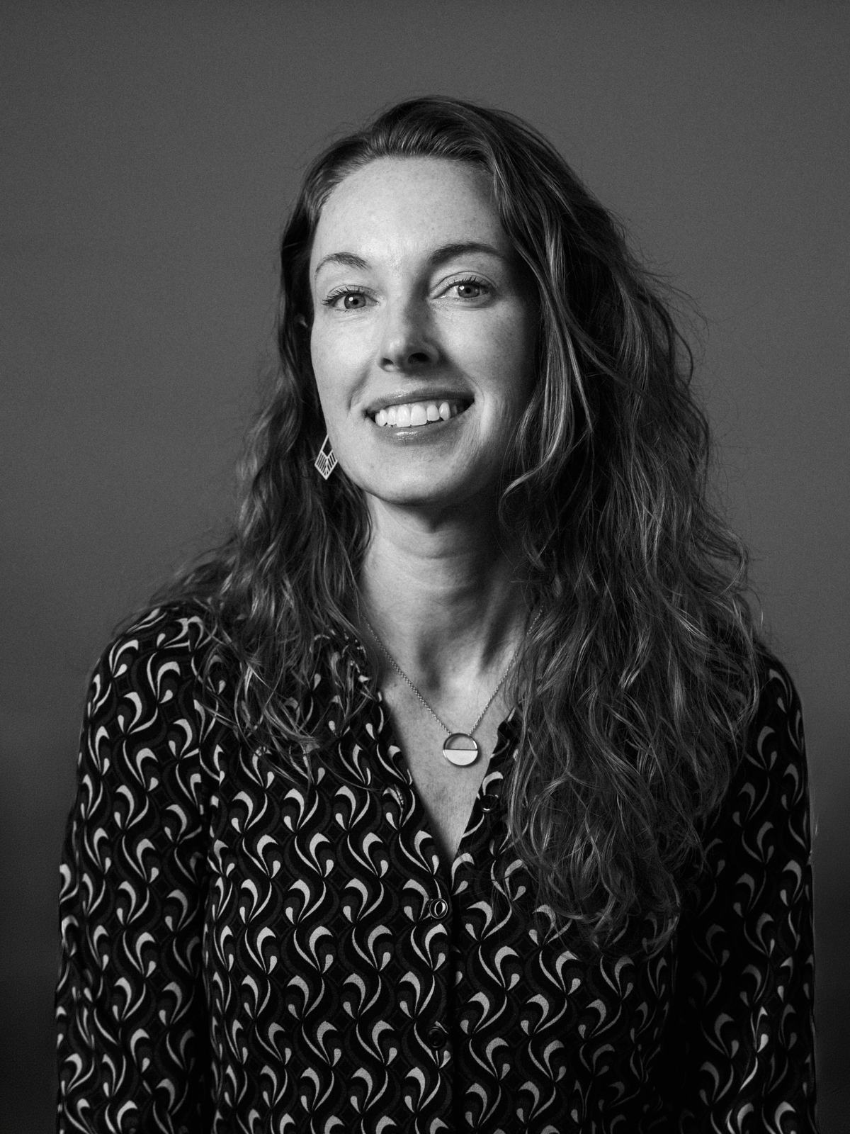 Schwarz-weiss Portrait einer lachenden Frau im Studio